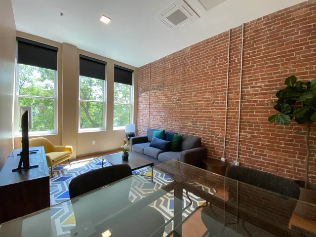 $2,071 | 83 Hanover Street, Unit 206, Manchester, NH 03101