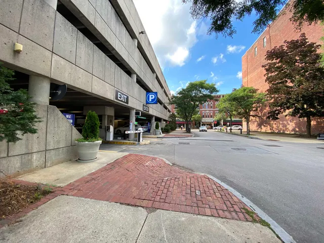 $2,071 | 83 Hanover Street, Unit 206, Manchester, NH 03101