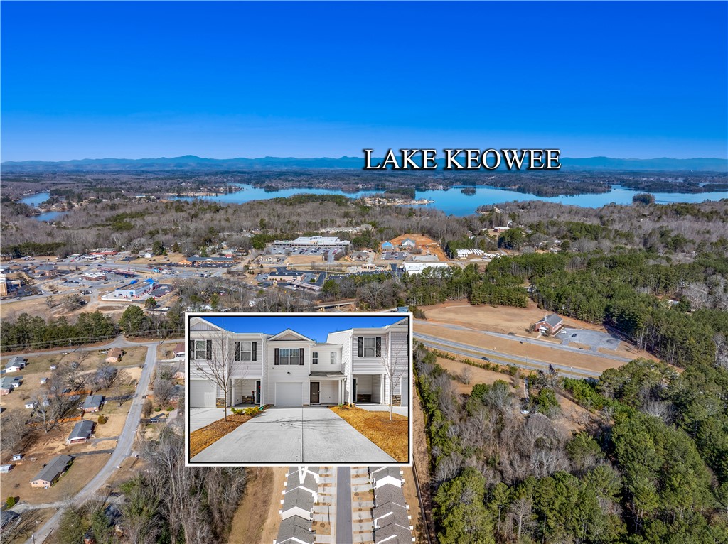 404 Oakmont Valley Trail Seneca, SC 29678 - Photo 35 of 44 This elevated view captures the extensive lakefront, surrounded by lush natural landscapes and community amenities.