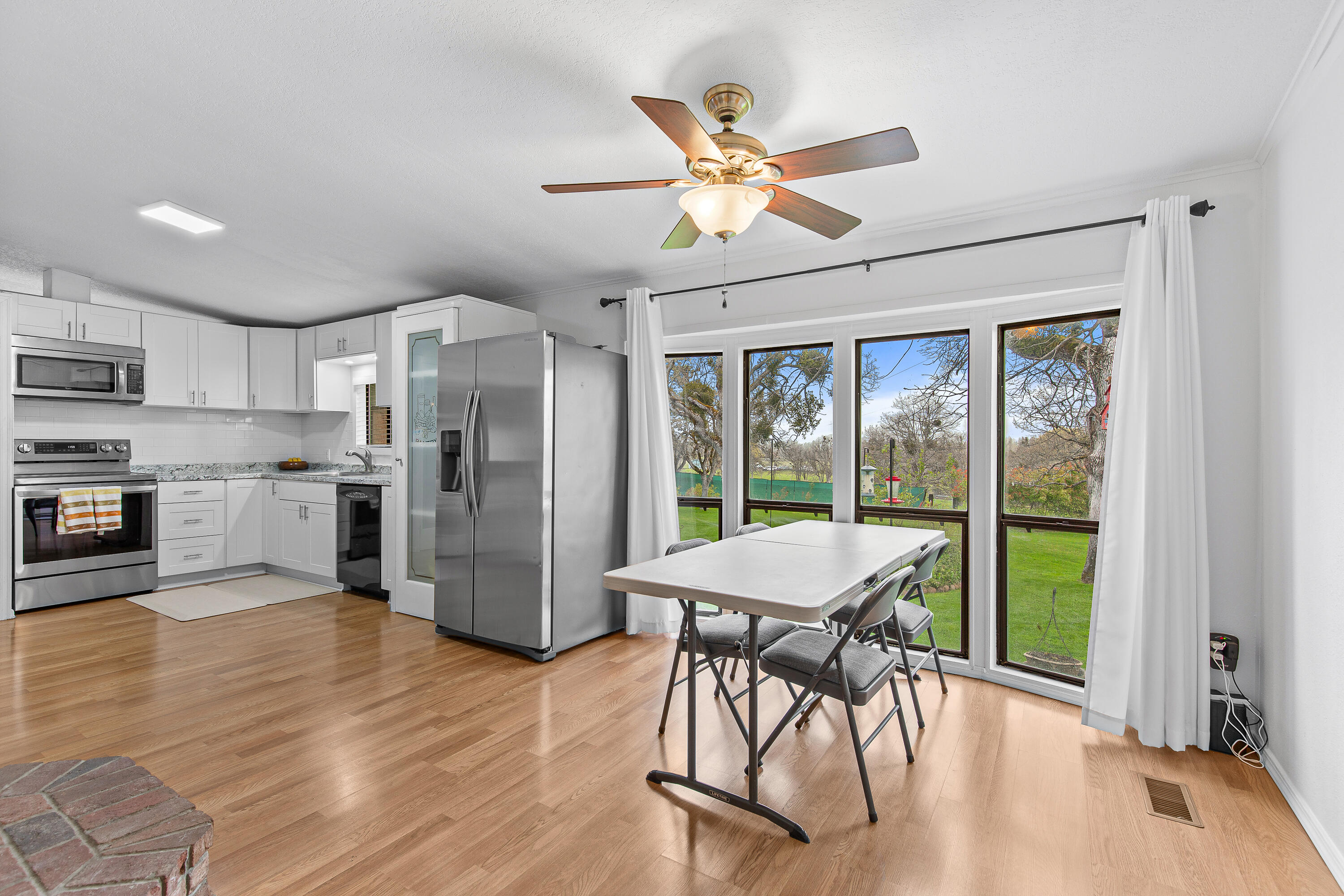 349 Capri Drive Eagle Point, OR 97524 - Photo 38 of 54 9R9A7538