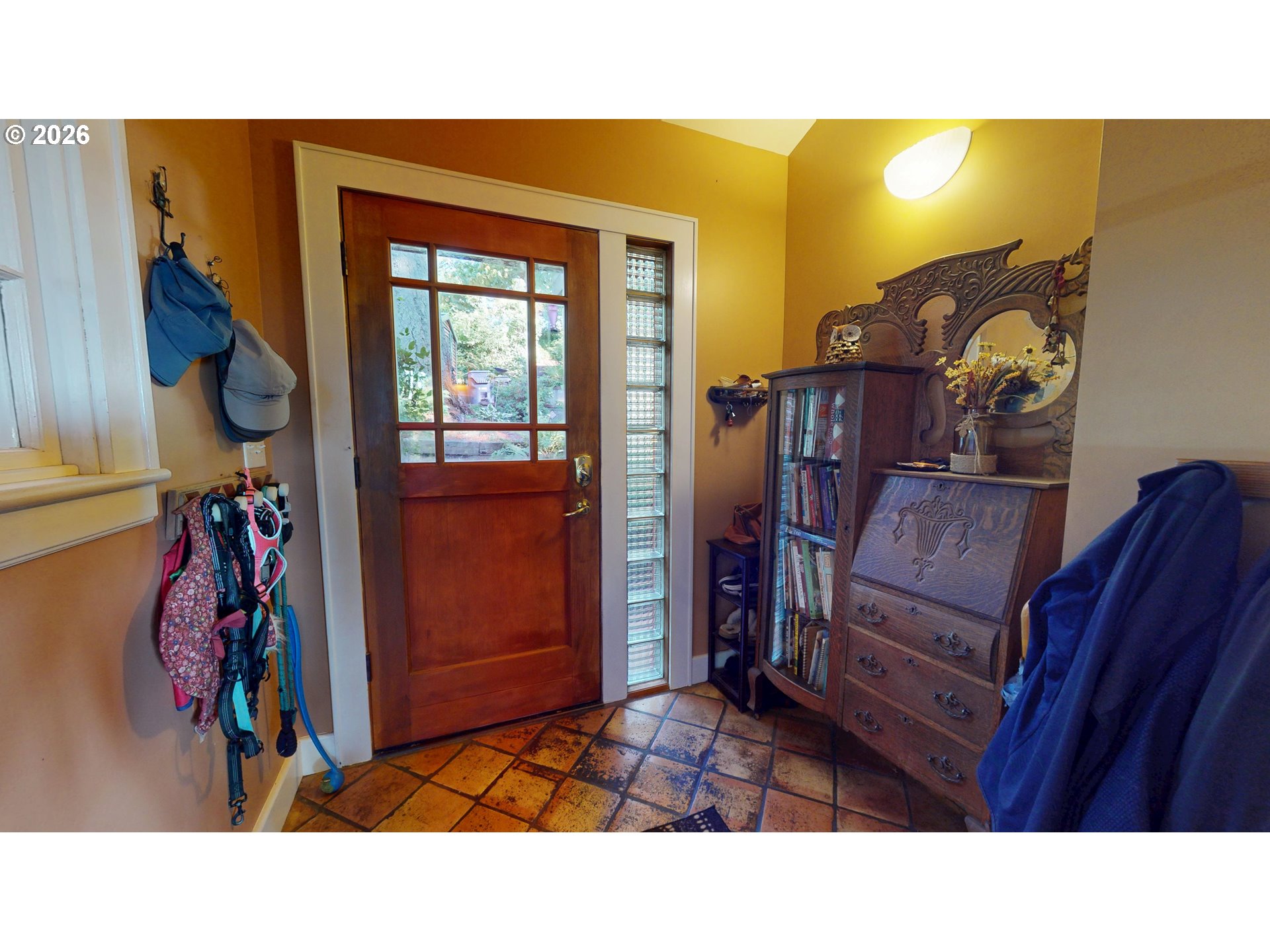 411 Perry Street Springfield, OR 97477 - Photo 2 of 48 Entrance/Foyer