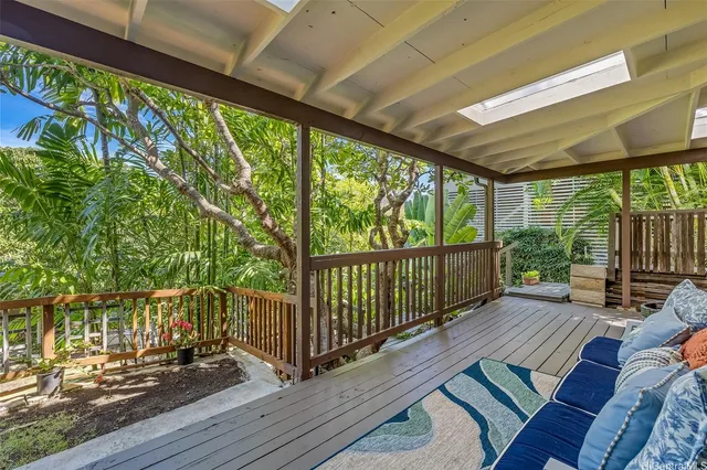 a view of a yard in front of house