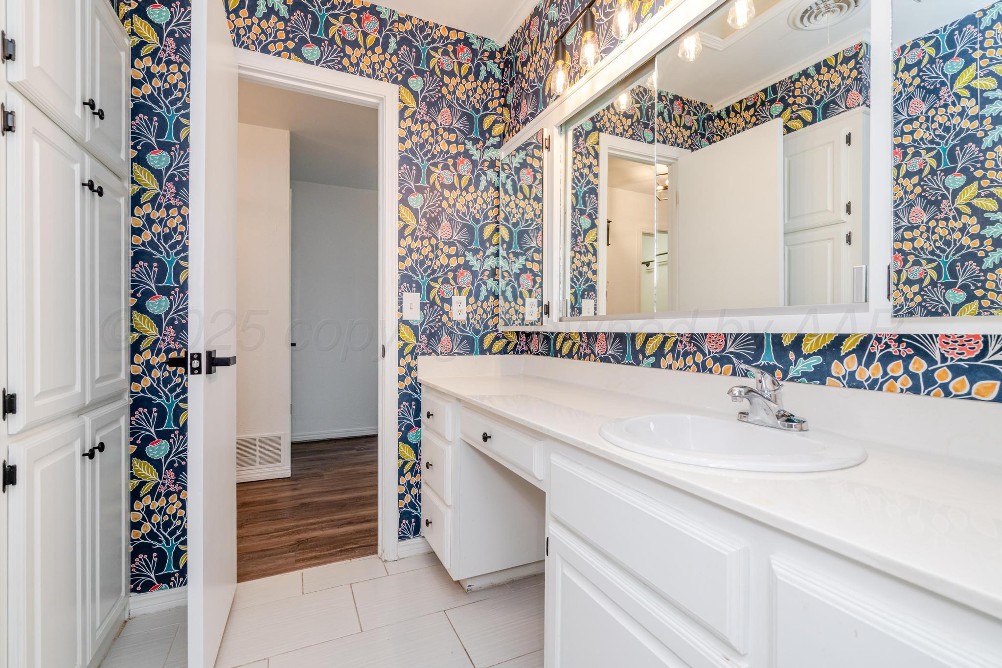 6055 Belpree Road Amarillo, TX 79106 - Photo 23 of 40 Hall Bath