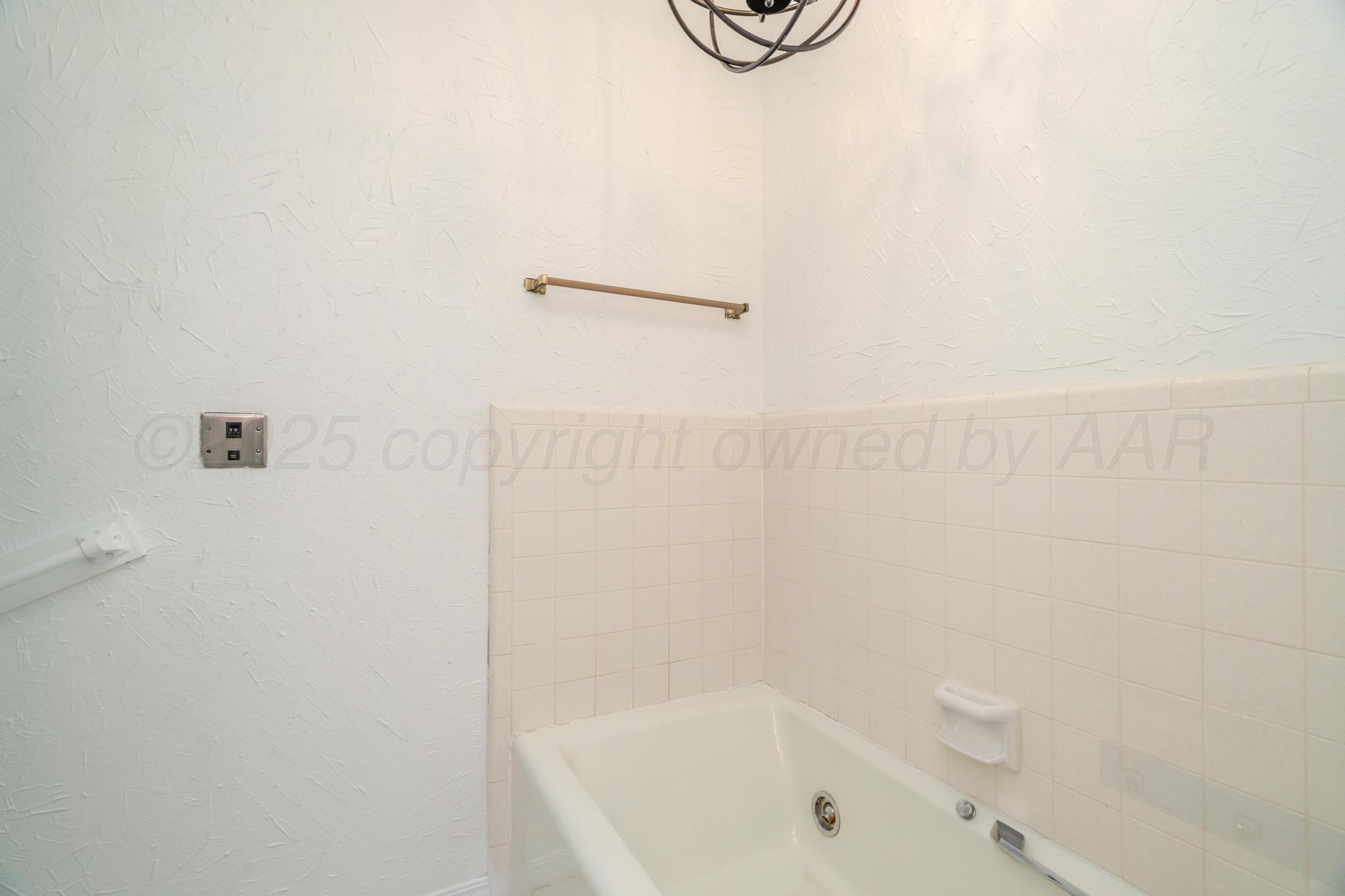 6055 Belpree Road Amarillo, TX 79106 - Photo 33 of 40 Master Bath