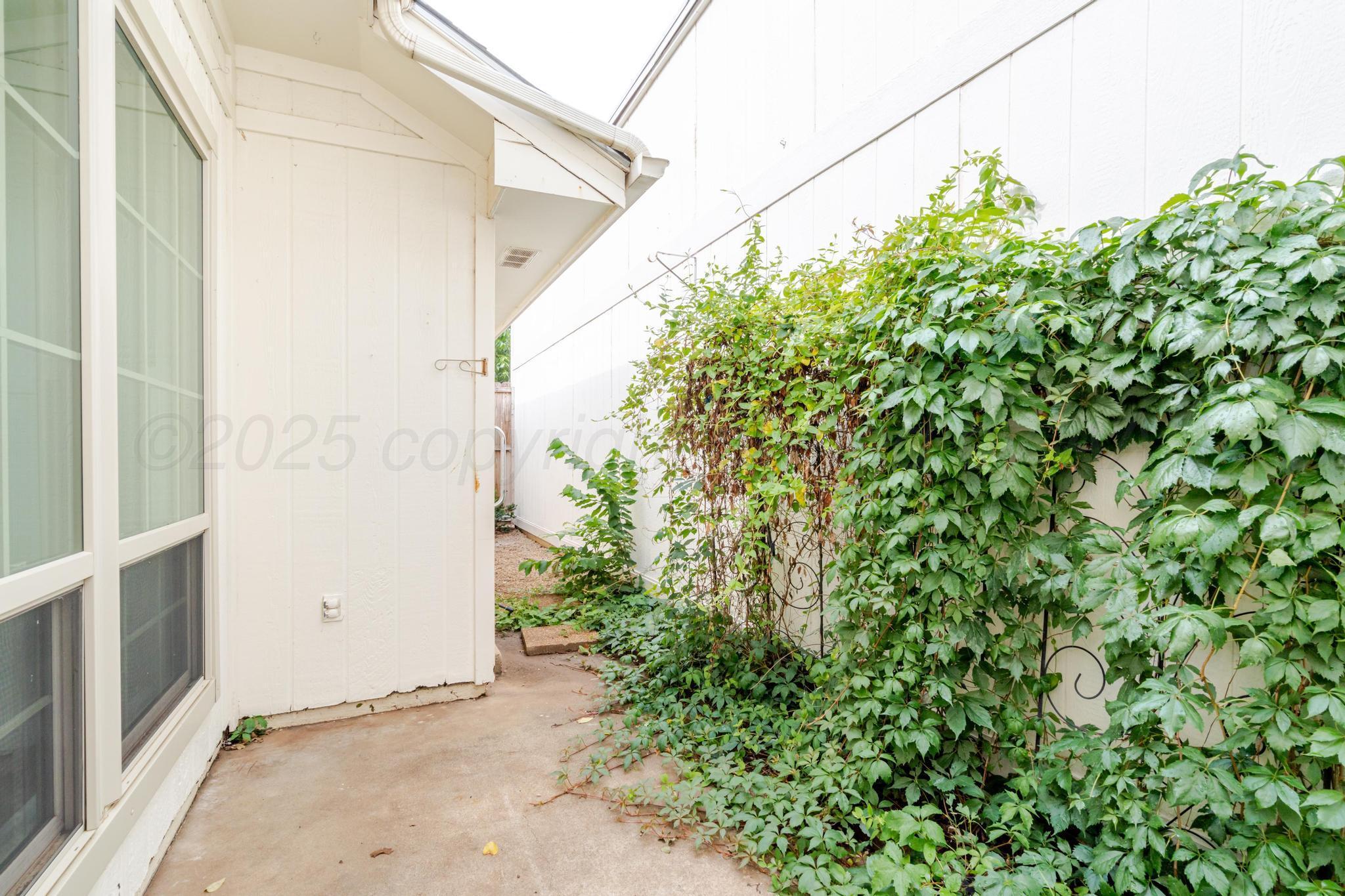 6055 Belpree Road Amarillo, TX 79106 - Photo 38 of 40 Back courtyard