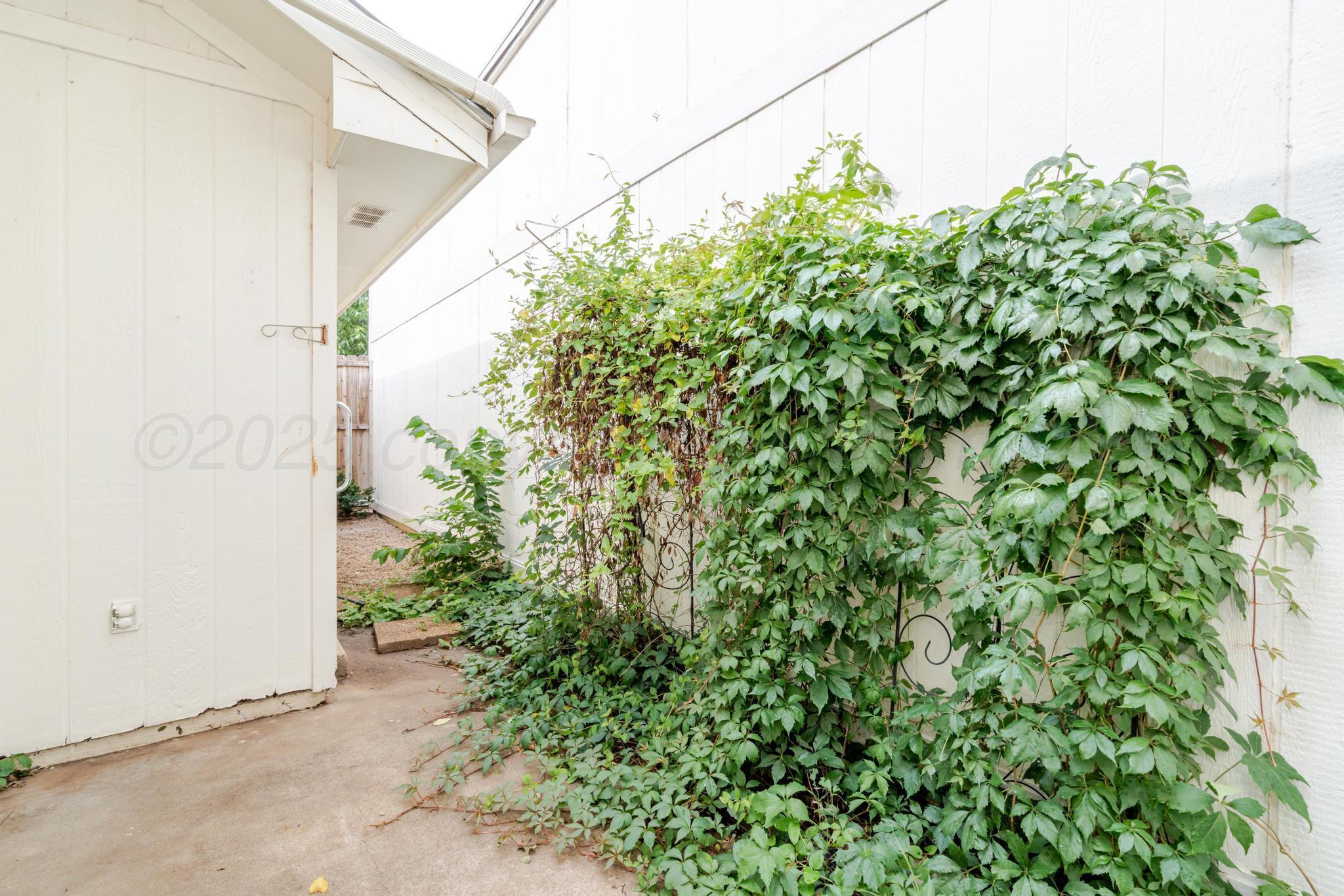 6055 Belpree Road Amarillo, TX 79106 - Photo 39 of 40 Back courtyard