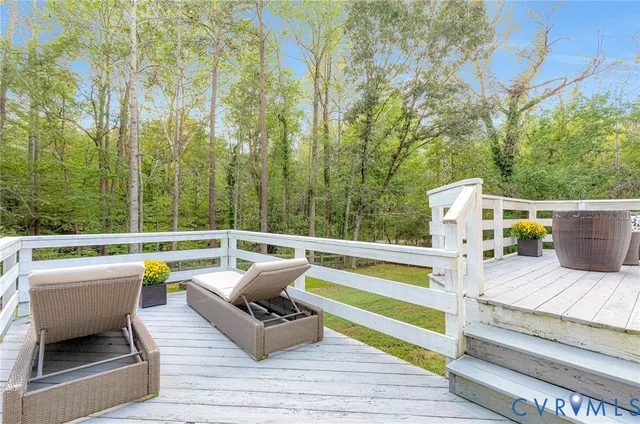 a view of sitting area with furniture