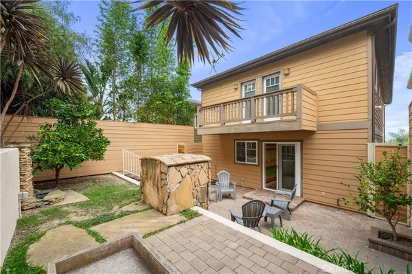 a view of house with outdoor seating space