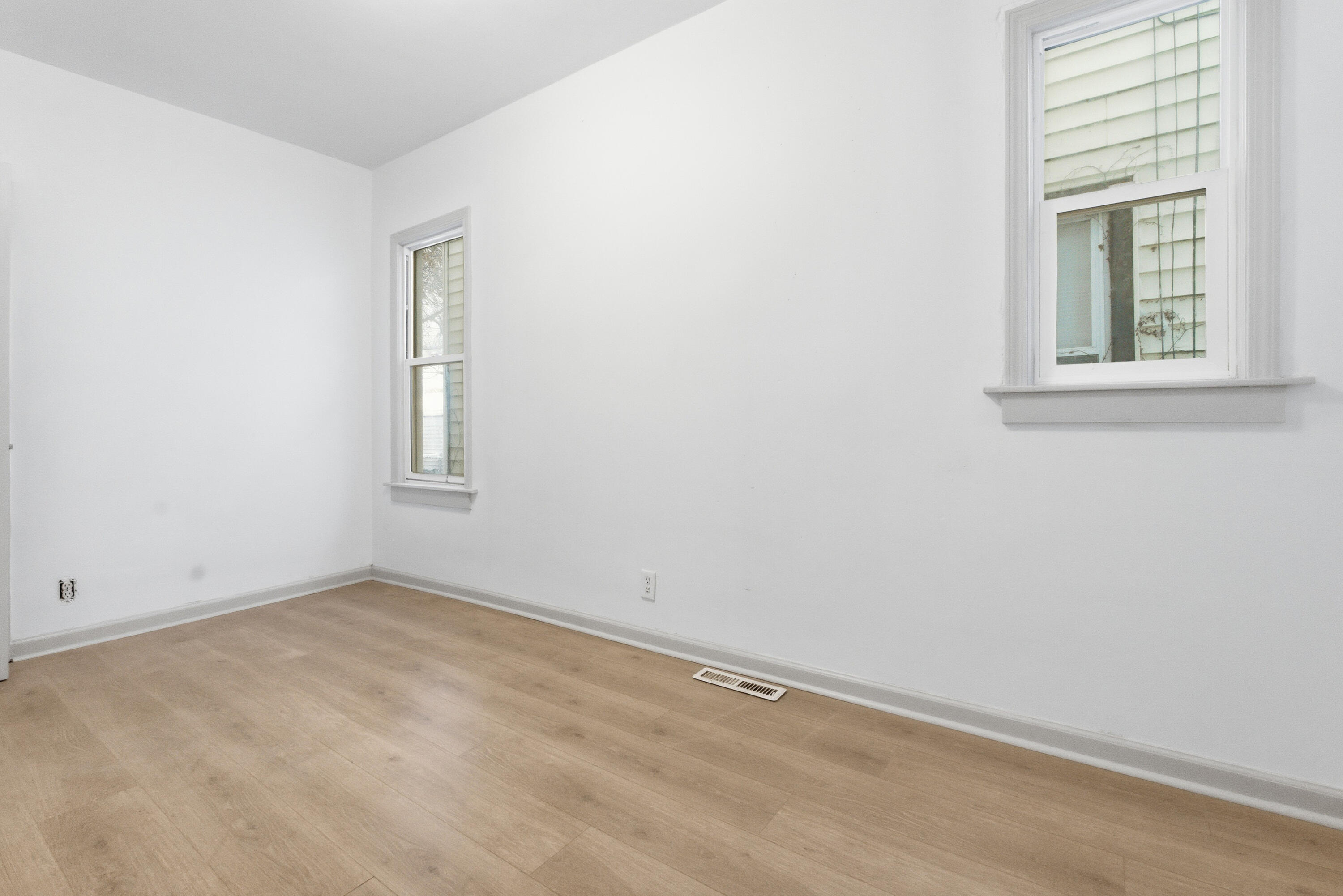 6118 24th Avenue Kenosha, WI 53143 - Photo 9 of 20 1st Floor Bedroom