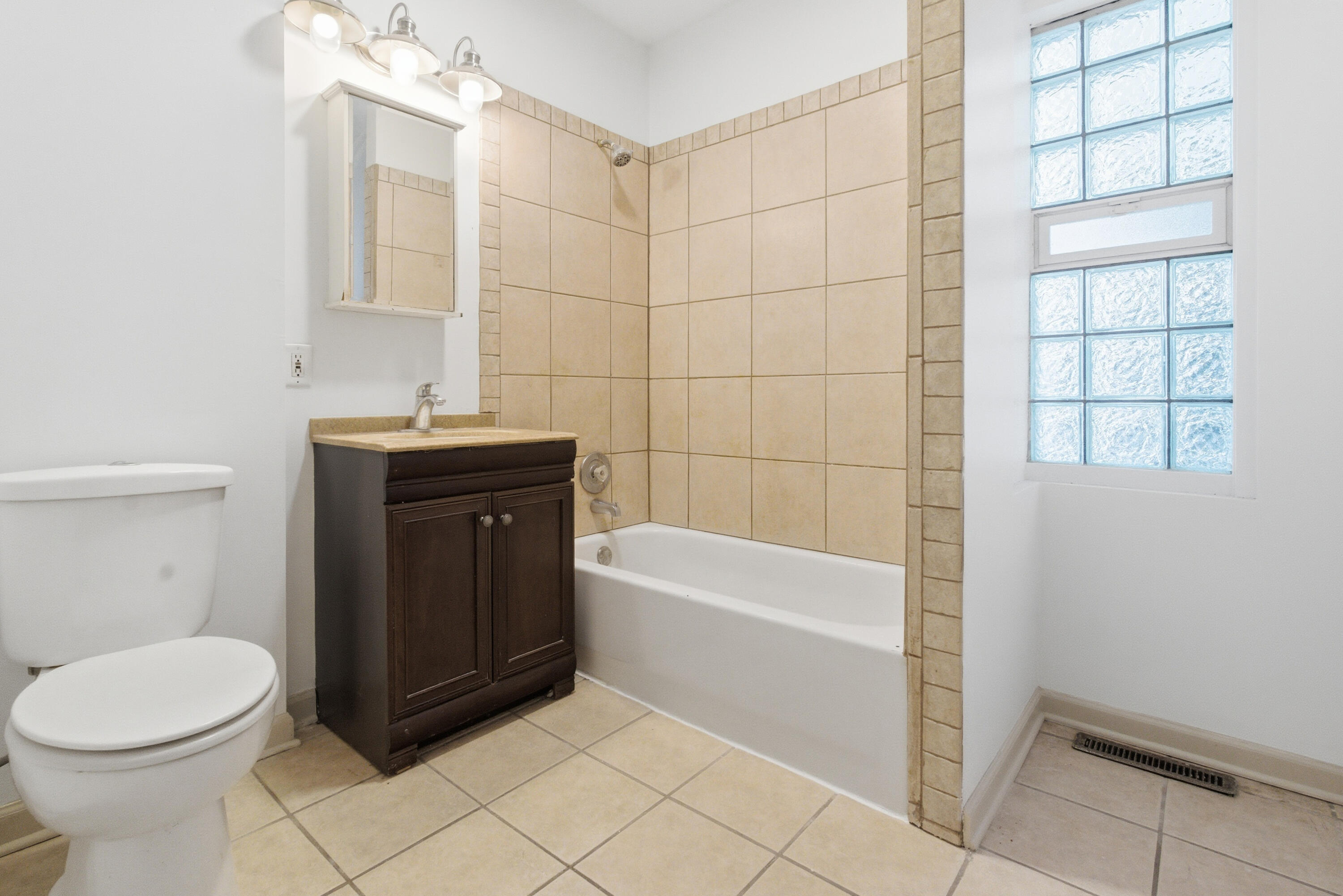 6118 24th Avenue Kenosha, WI 53143 - Photo 10 of 20 DSC02248