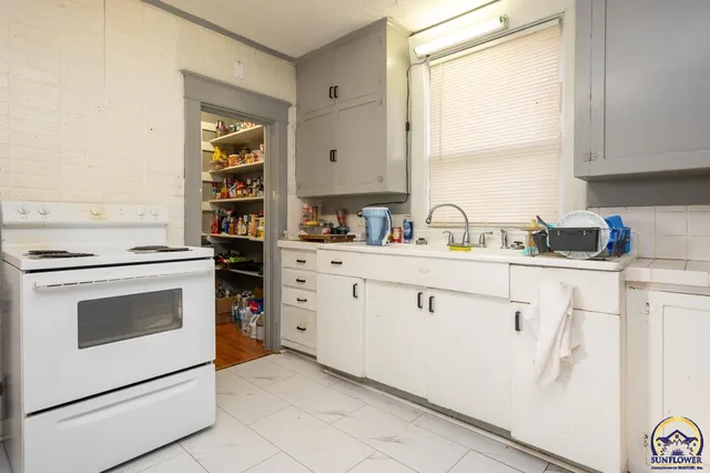 $165,000 | 811 Northeast Oakland Avenue, Topeka, KS 66616