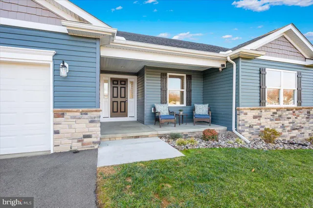 a view of a house with backyard and porch