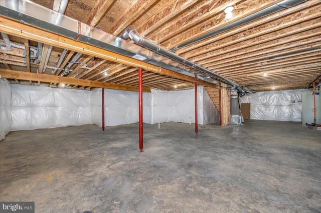 a view of a house with backyard and garden