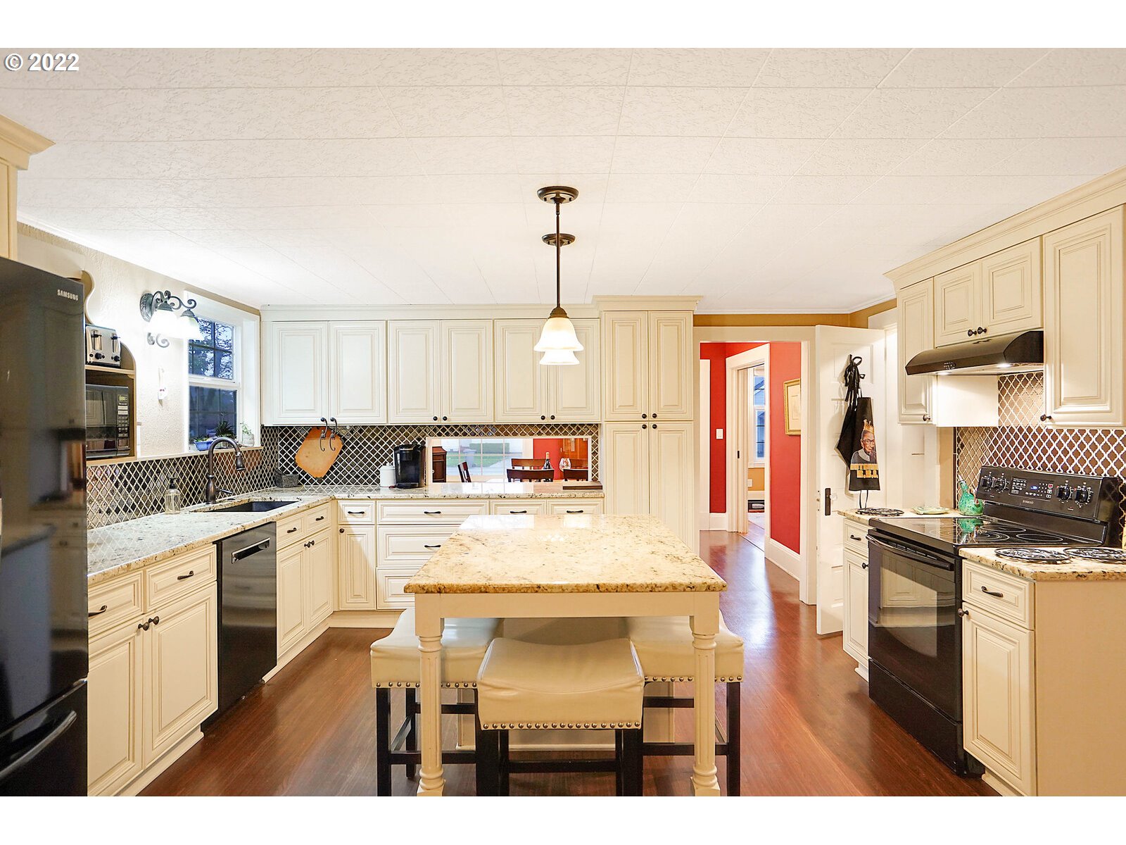 925 Southwest Hayter Street Dallas, OR 97338 - Photo 12 of 32 Kitchen