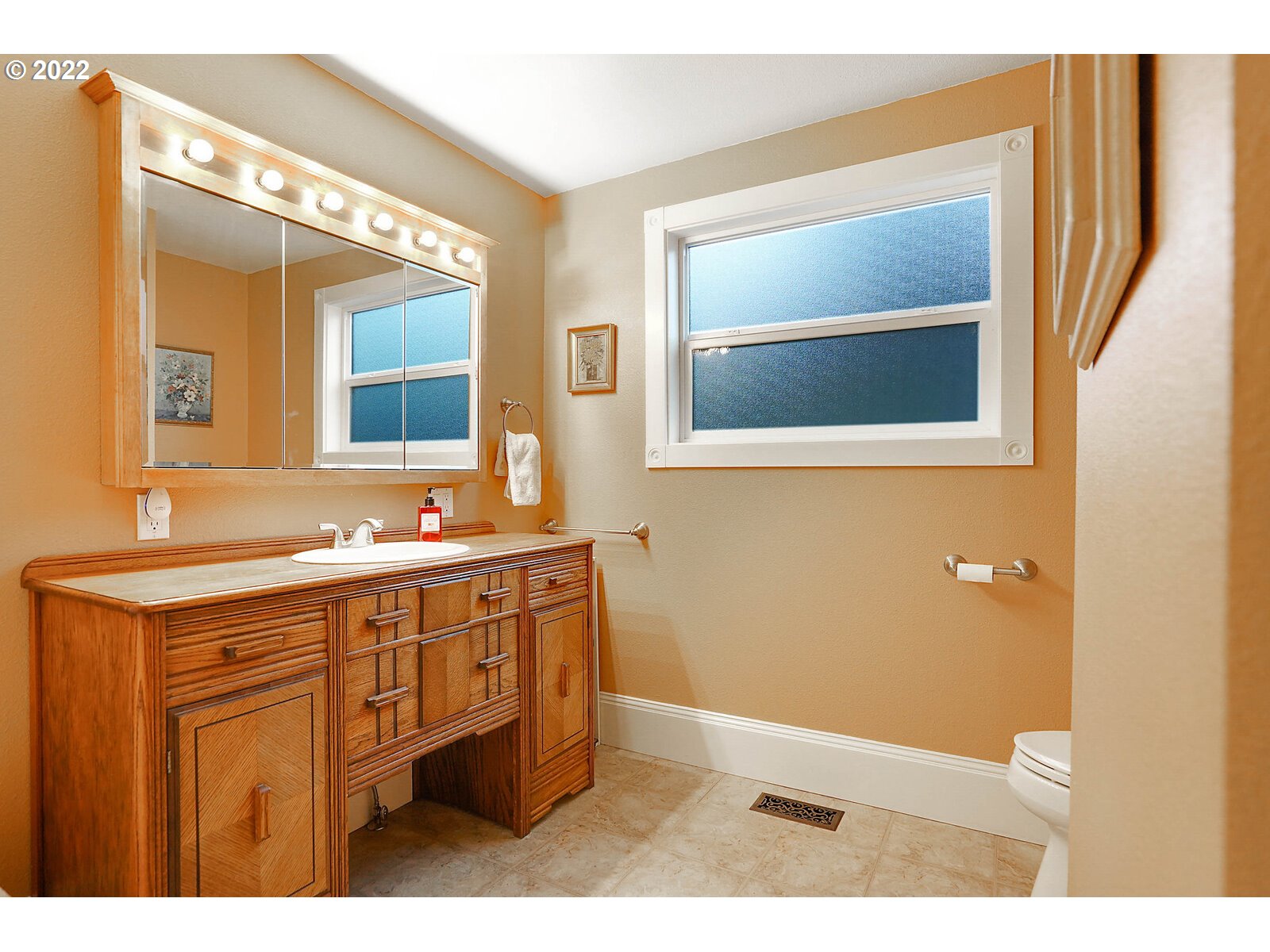 925 Southwest Hayter Street Dallas, OR 97338 - Photo 17 of 32 Bathroom