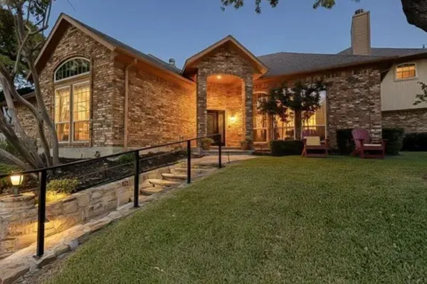 a view of a house with a yard
