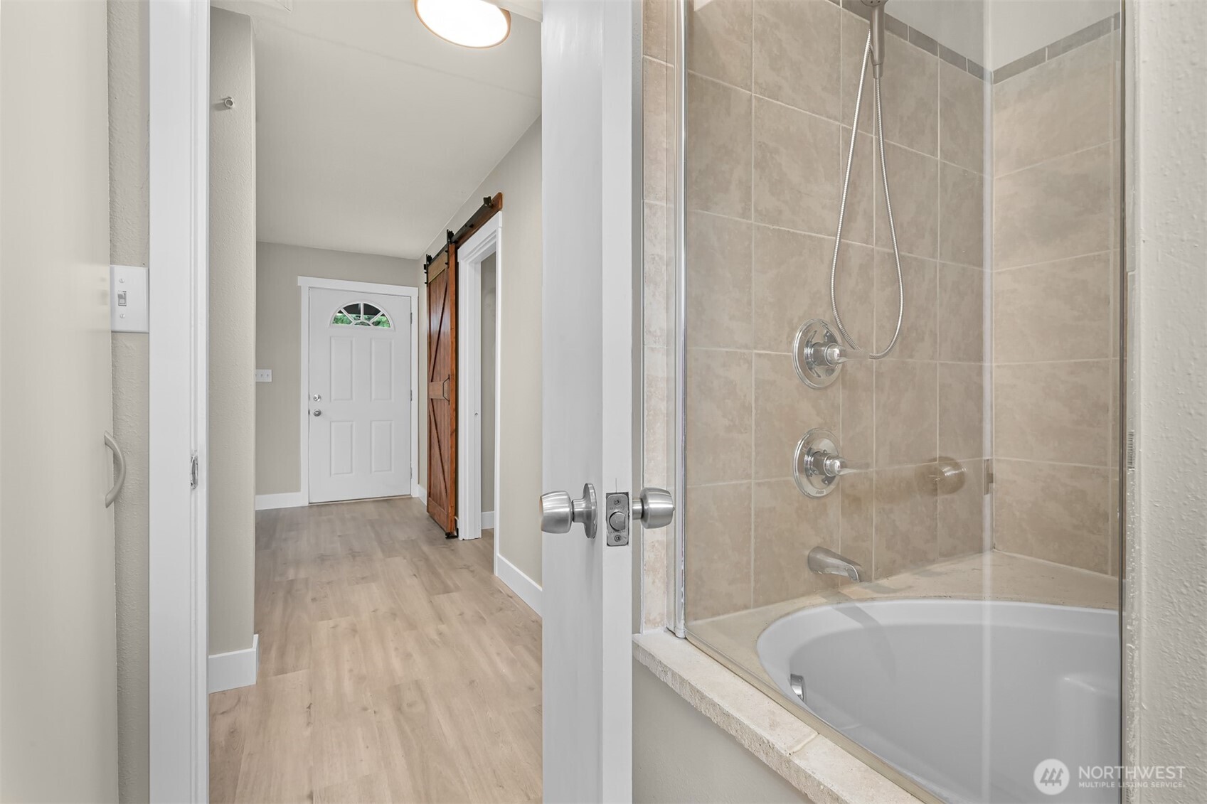 310 West 3rd Street Nooksack, WA 98276 - Photo 18 of 34 a bathroom with a bathtub