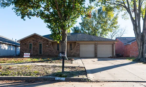a front view of house with yard