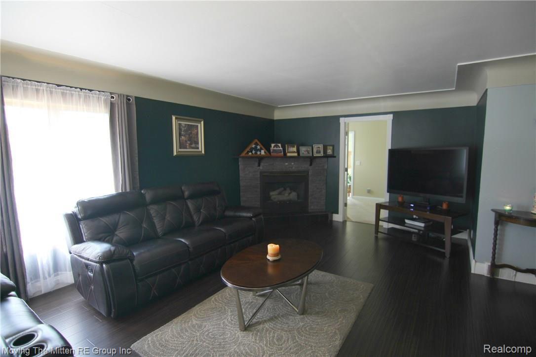 21800 Elwell Road Belleville, MI 48111 - Photo 8 of 27 Elwell Rd Great Room.jpg