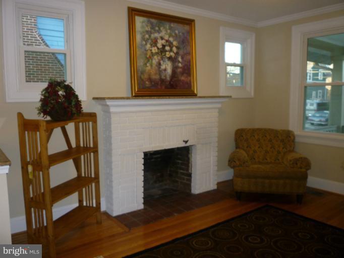 802 Philadelphia Avenue Silver Spring, MD 20910 - Photo 8 of 30 Living Room