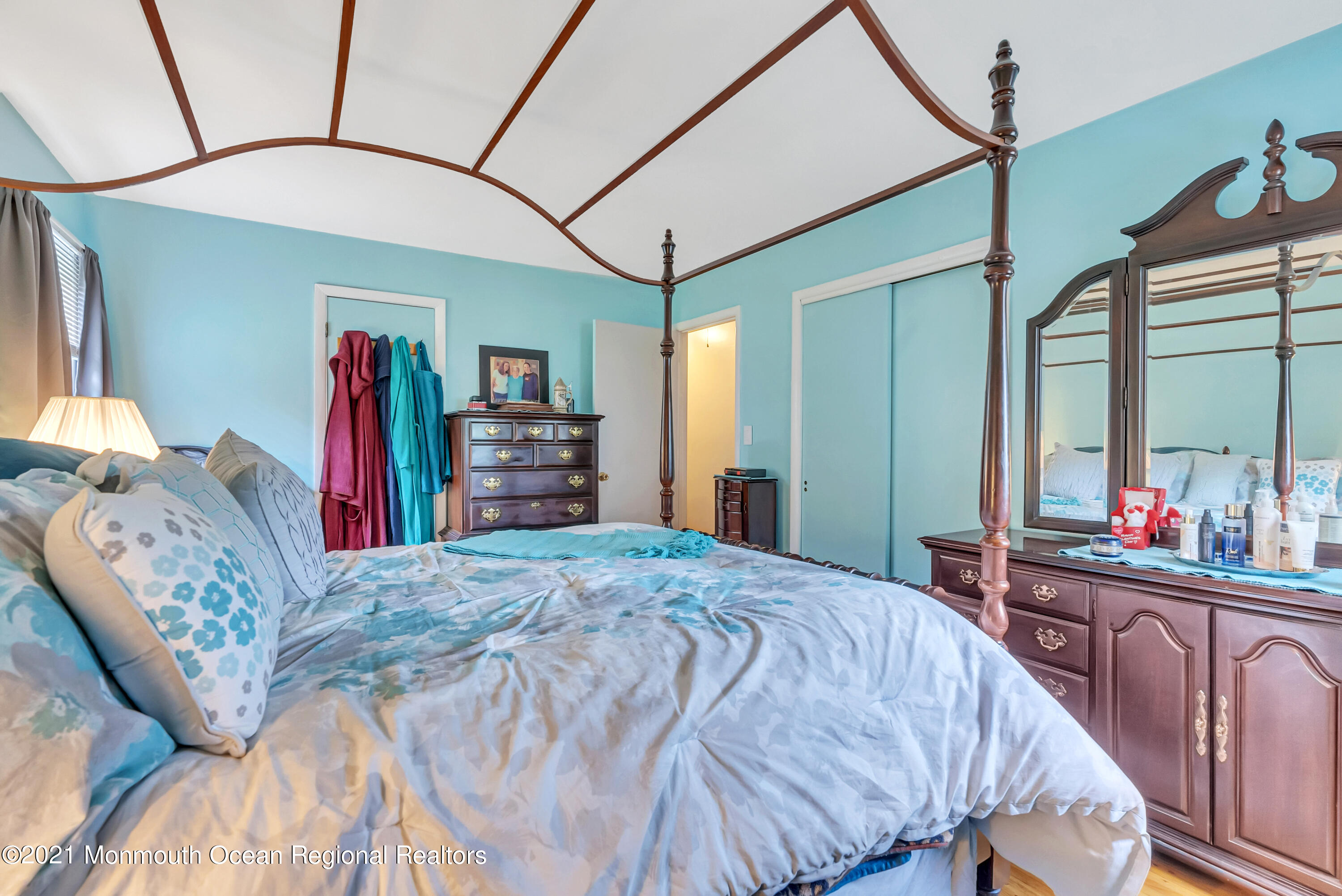 87 Jackson Mills Road Jackson, NJ 08527 - Photo 22 of 32 a living room with a bed and a dresser