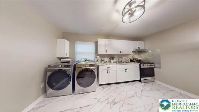 a view of empty room with window