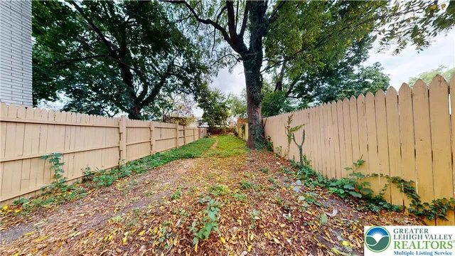 a view of a backyard