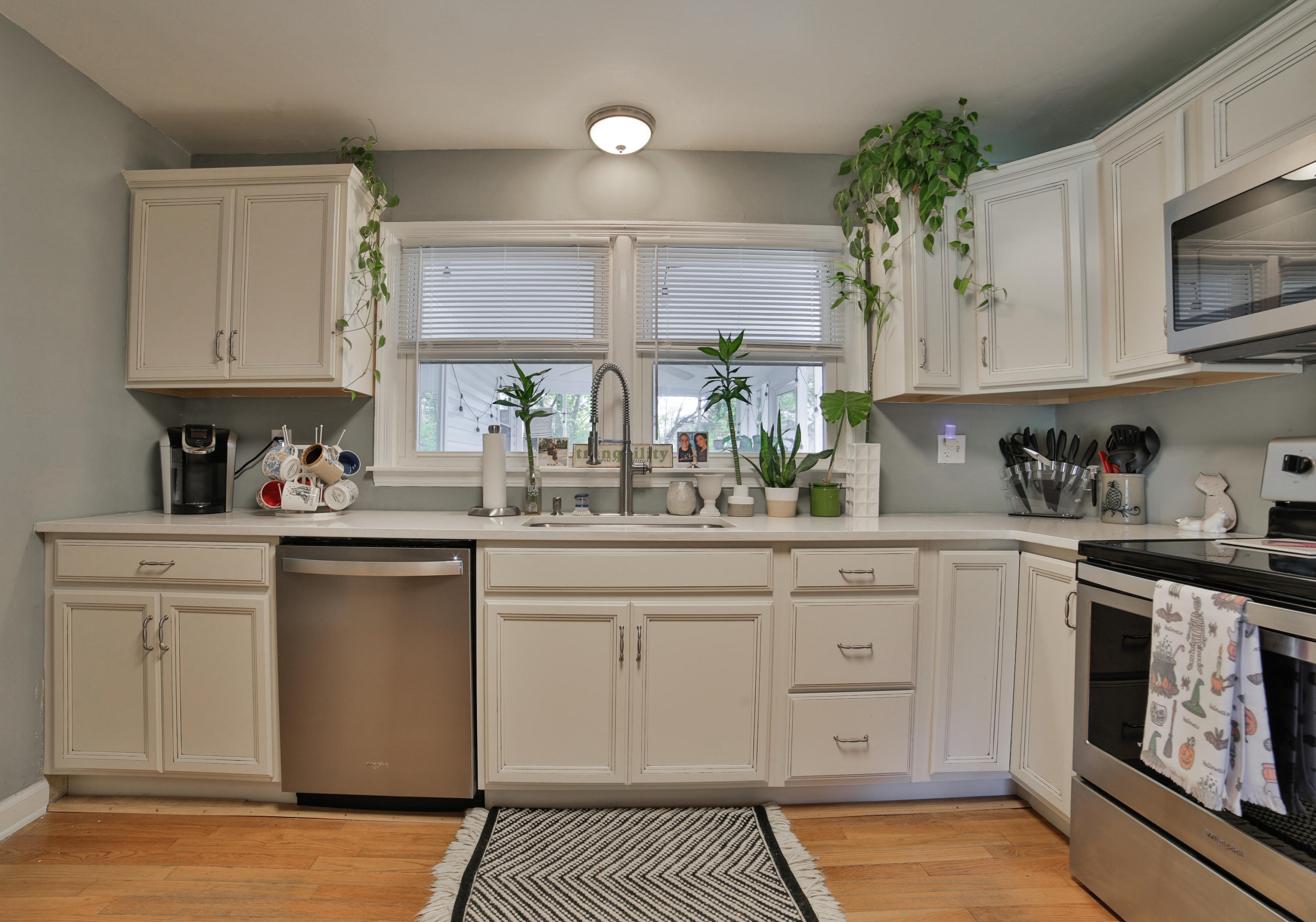 1610 John Ross Road Chattanooga, TN 37412 - Photo 7 of 35 White kitchen
