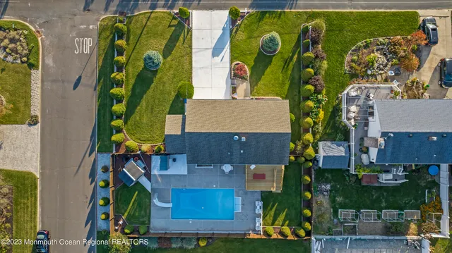 an aerial view of a house with outdoor space and lake view