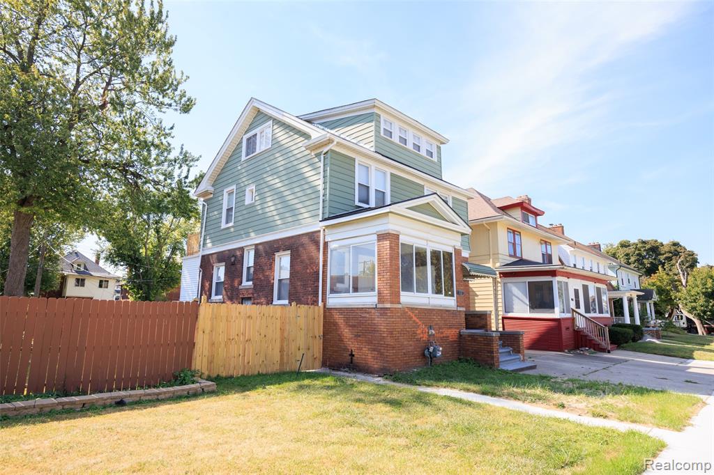 737 Webb Street Detroit, MI 48202 - Photo 4 of 40