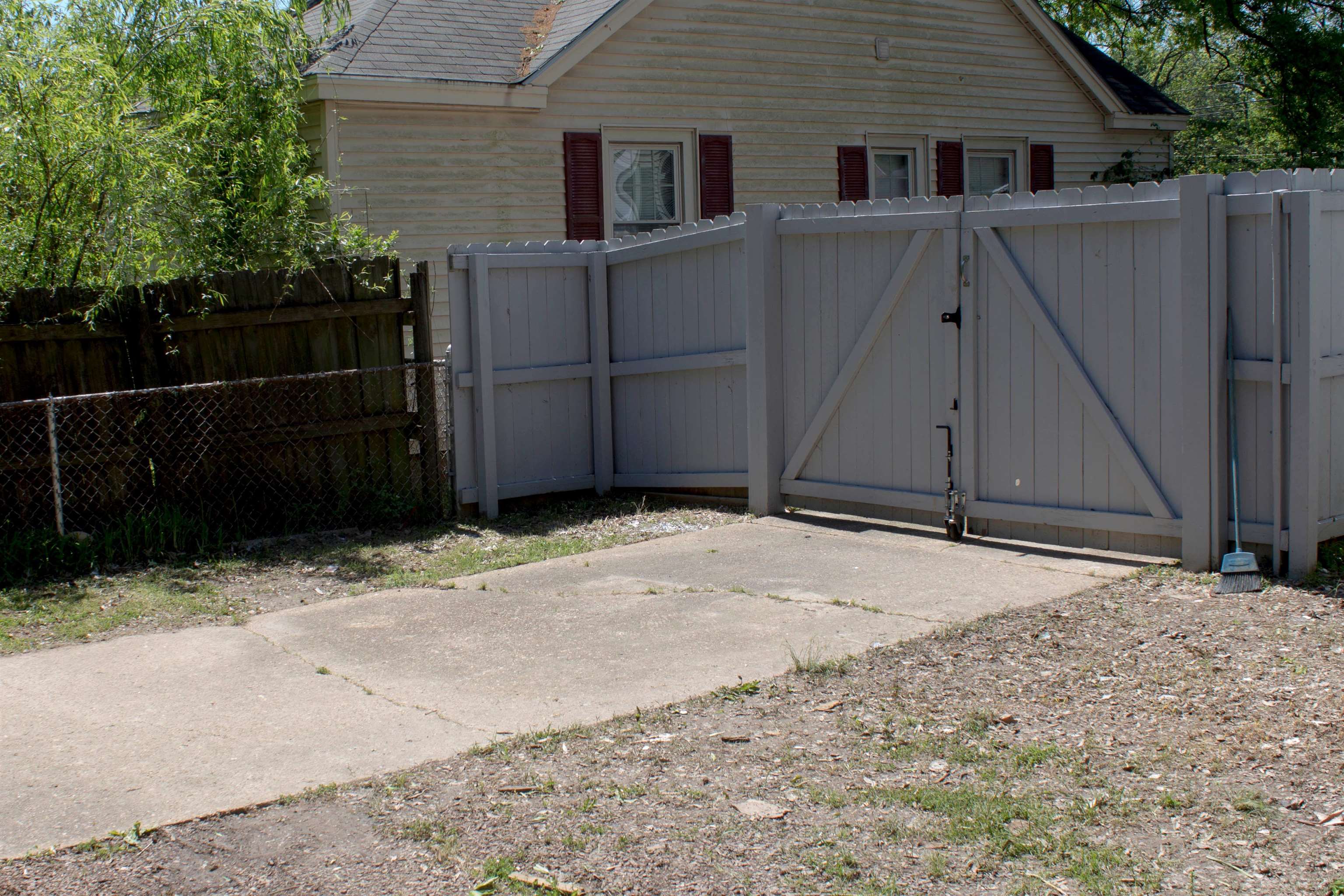 1058 Prescott Road Memphis, TN 38111 - Photo 14 of 16 a backyard of a house