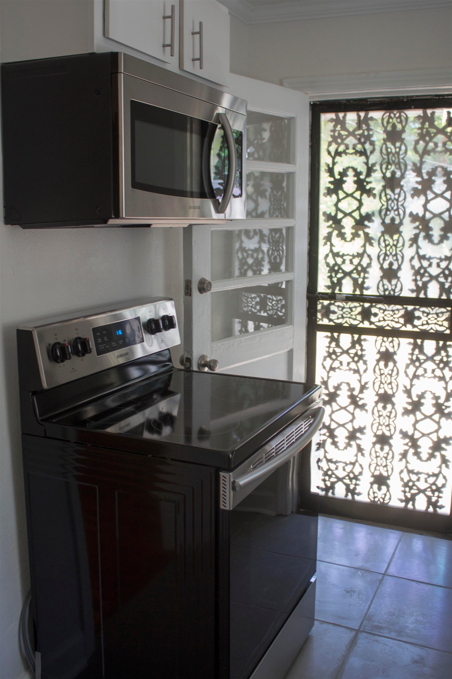 1058 Prescott Road Memphis, TN 38111 - Photo 8 of 16 a kitchen with a stove and a microwave