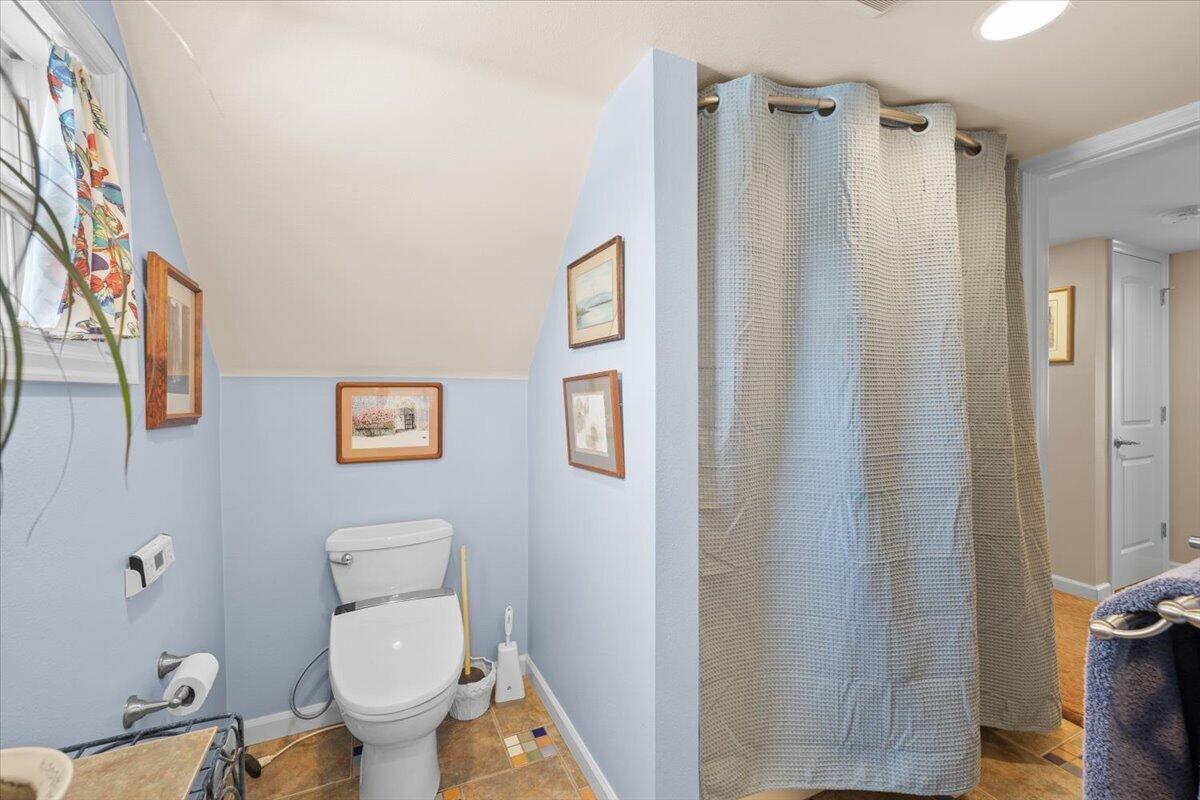 440 Bush Street Central Point, OR 97502 - Photo 24 of 40 a bathroom with a toilet sink and shower