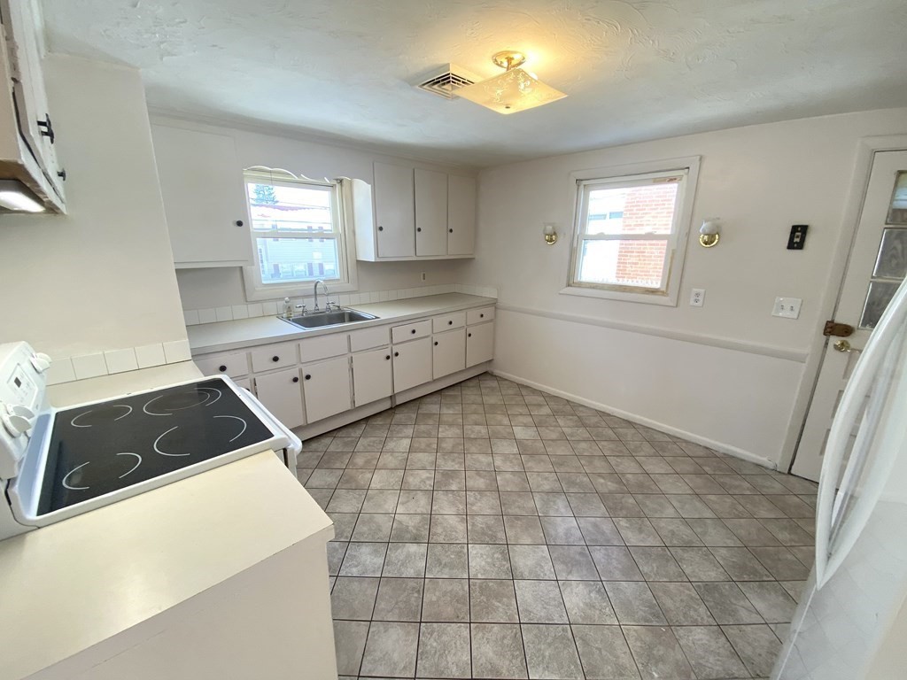 24 Meade Road Waltham, MA 02451 - Photo 3 of 14