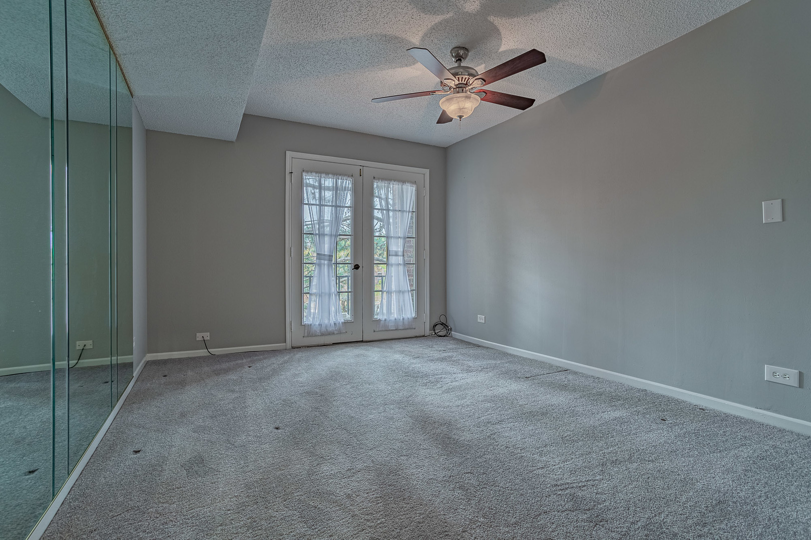520 Biesterfield Road, Unit E220 Elk Grove Village, IL 60007 - Photo 12 of 21 an empty room with windows