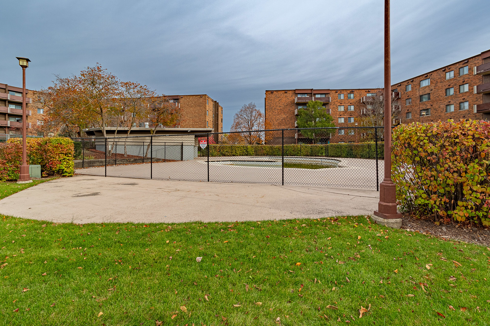 520 Biesterfield Road, Unit E220 Elk Grove Village, IL 60007 - Photo 18 of 21 a view of outdoor space and yard