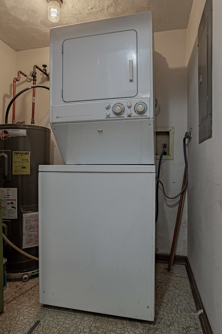 520 Biesterfield Road, Unit E220 Elk Grove Village, IL 60007 - Photo 7 of 21 a utility room with dryer and washer