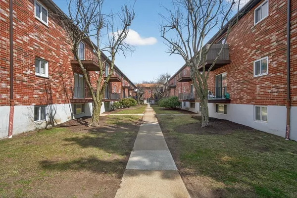 $2,600 | 20 Westgate Road, Unit 2, Boston, MA 02467
