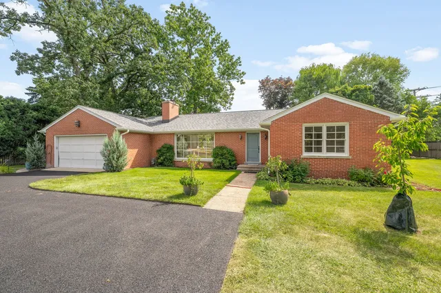 $649,900 | 985 West Deerpath Road, Lake Forest, IL 60045