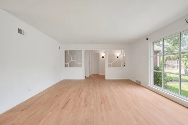 $675,000 | 985 West Deerpath Road, Lake Forest, IL 60045