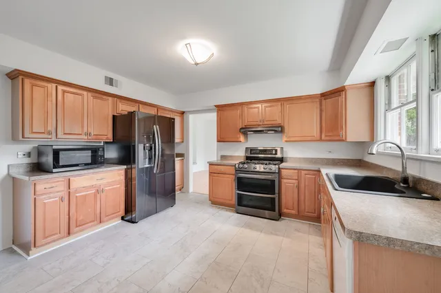 $675,000 | 985 West Deerpath Road, Lake Forest, IL 60045