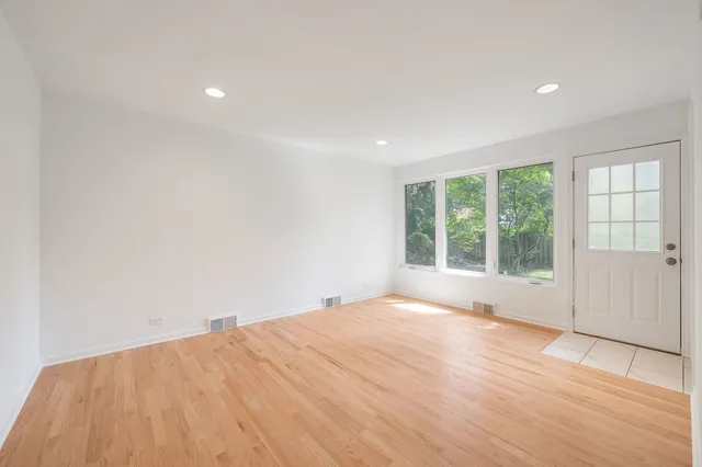 $675,000 | 985 West Deerpath Road, Lake Forest, IL 60045