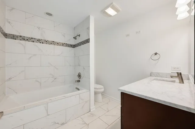 $675,000 | 985 West Deerpath Road, Lake Forest, IL 60045