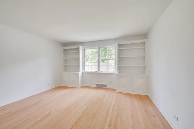 $675,000 | 985 West Deerpath Road, Lake Forest, IL 60045