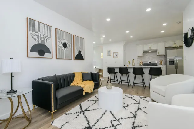 $379,900 | 1718 East Bradford Avenue, Unit 1720, Milwaukee, WI 53211