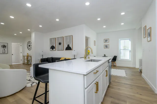 $379,900 | 1718 East Bradford Avenue, Unit 1720, Milwaukee, WI 53211