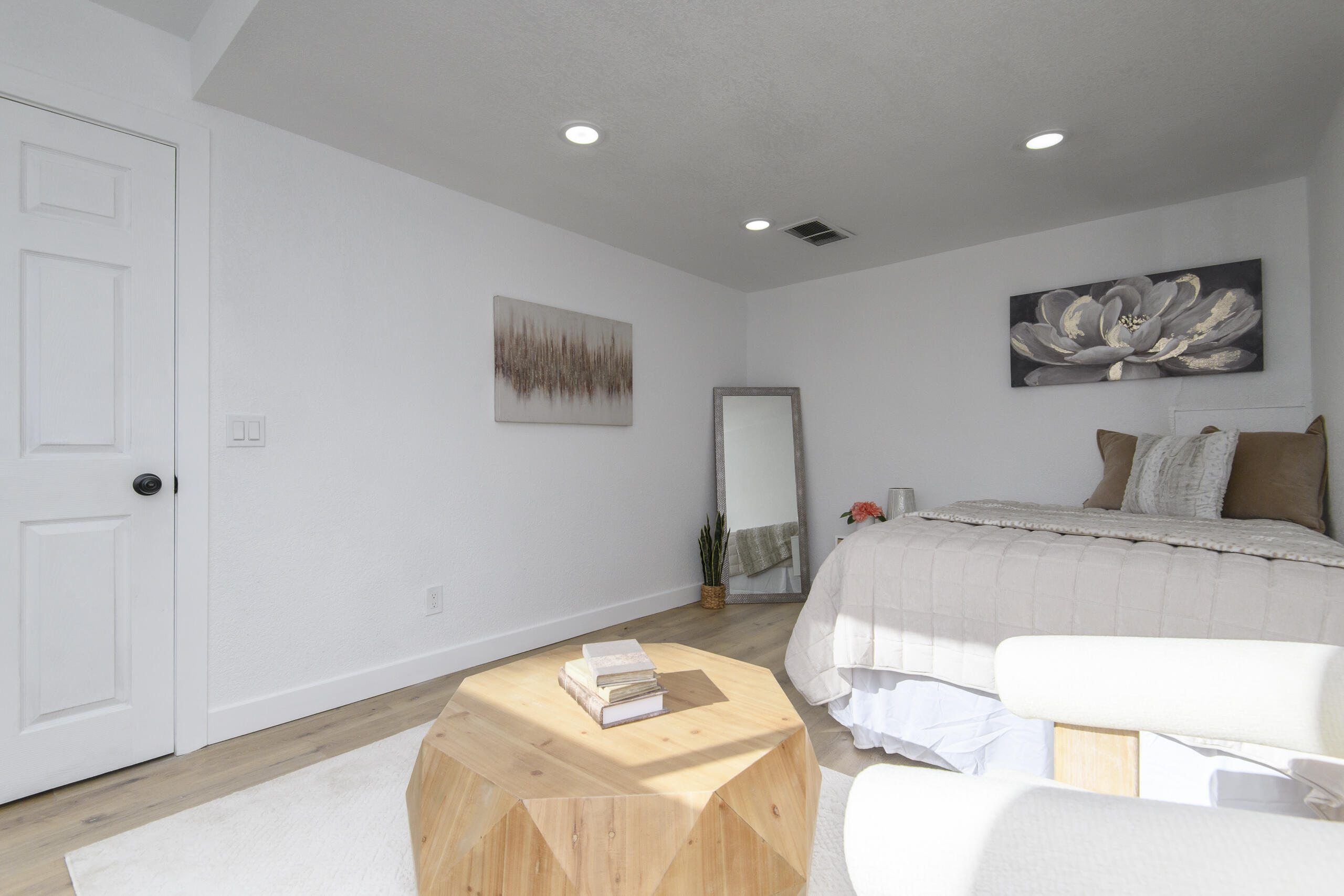 1718 East Bradford Avenue, Unit 1720 Milwaukee, WI 53211 - Photo 36 of 60 LWR BDRM 1 1718 E Bradford-31