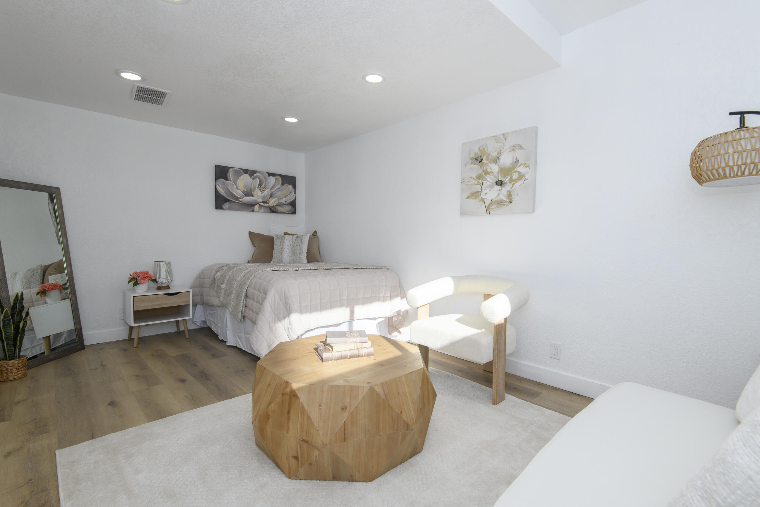 1718 East Bradford Avenue, Unit 1720 Milwaukee, WI 53211 - Photo 38 of 60 1718 E Bradford-33