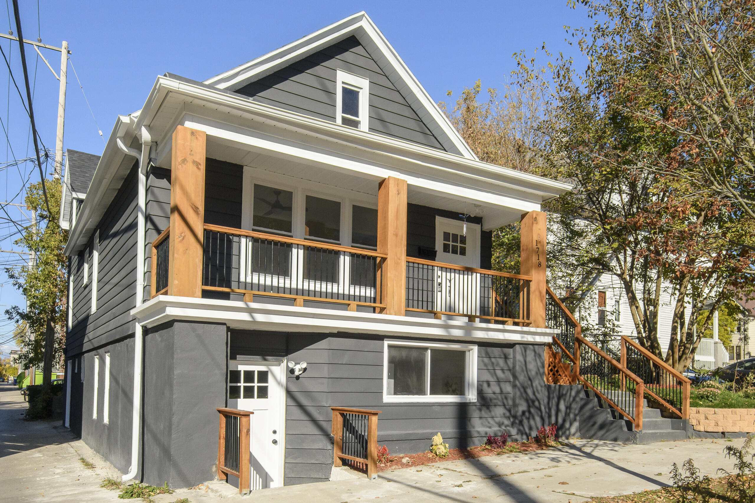 1718 East Bradford Avenue, Unit 1720 Milwaukee, WI 53211 - Photo 3 of 60 1718 E Bradford-48