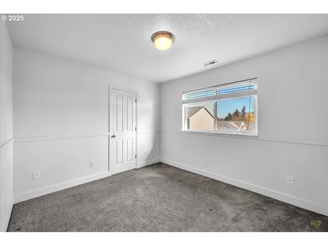 a view of empty room with window